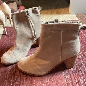 NWOT. Tom’s tan suede boot